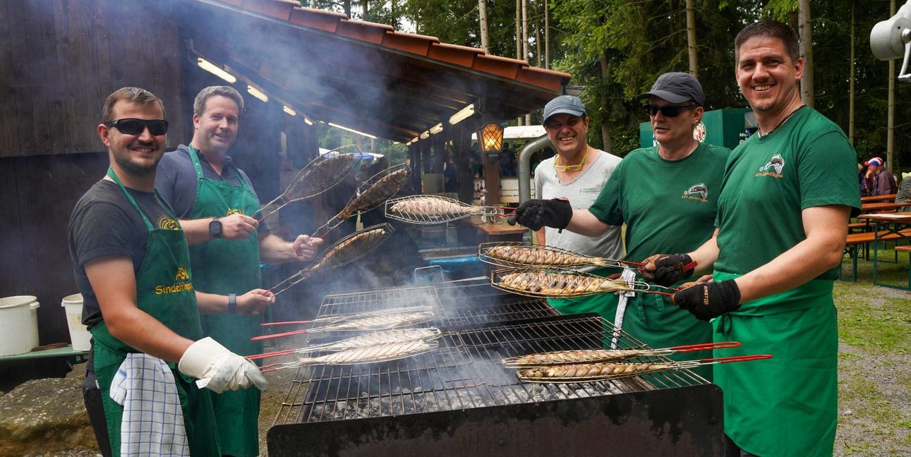 Marcel Seeger, Christian Steinberg, Carsten Seeger, Uli Dieterle und Ralph Stiebler legen ordentlich was auf den Grill (von links).
