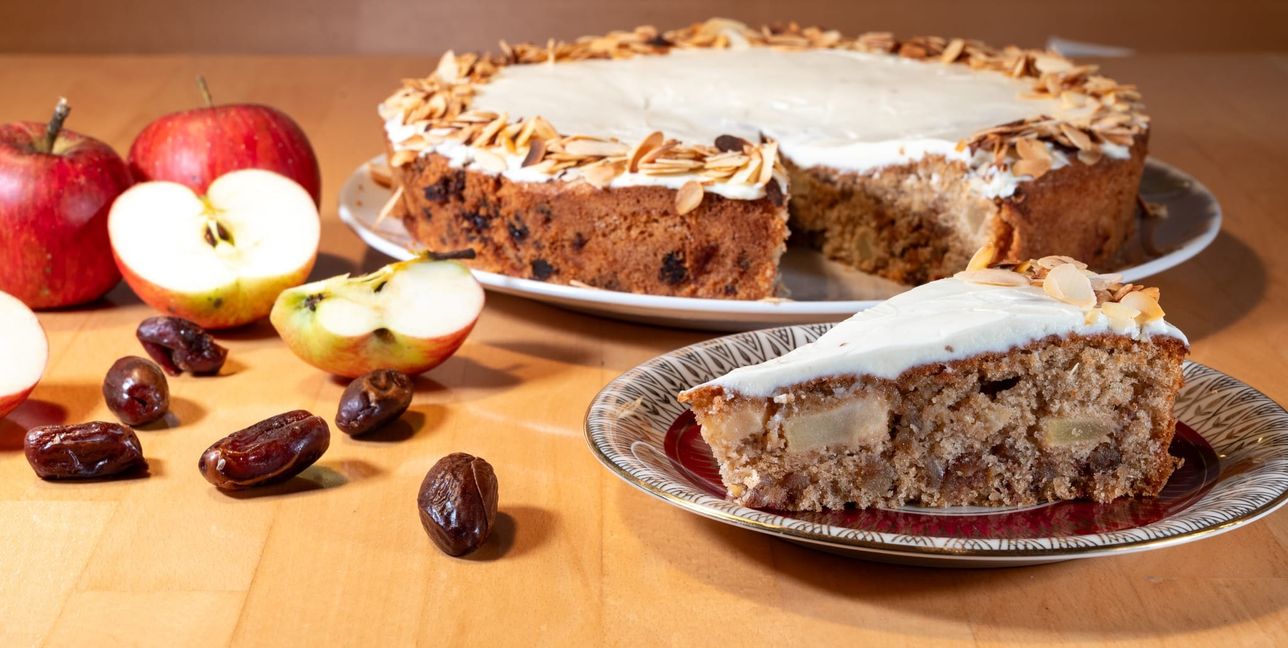 Apfelkuchen mit Datteln.