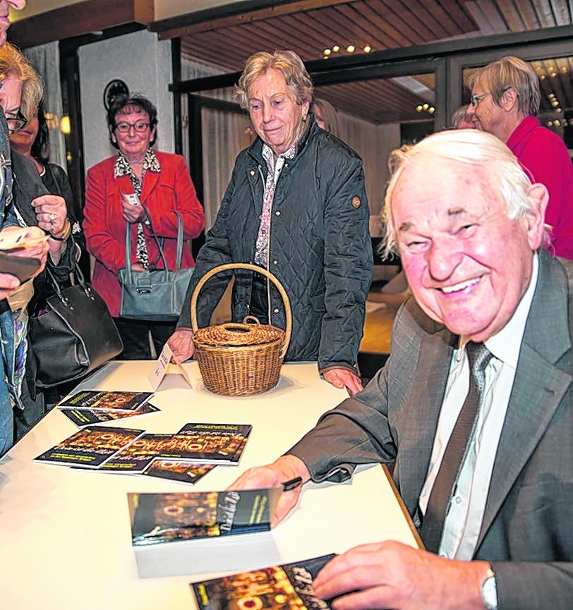 Im katholischen Gemeindehaus signierte Franz Pitzal sein neues Buch.  Bild: Richter