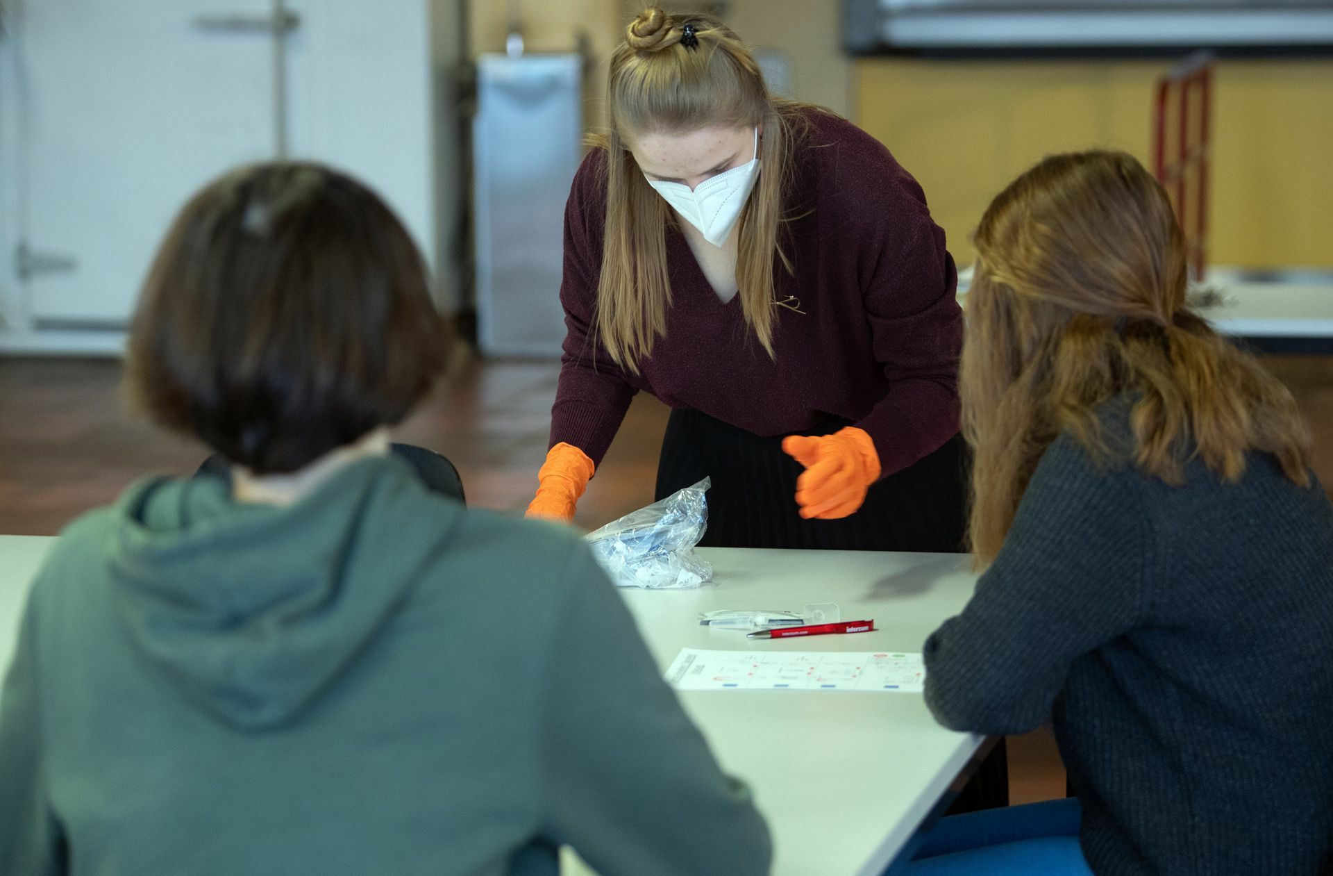 Künftig sollen sich die Schüler unter der Aufsicht geschulter Lehrer im Klassenverbund selbst testen können. Foto: dpa/Federico Gambarini