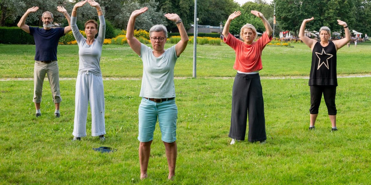 Qigong im Park. Am Mittwoch um 18.30 Uhr ist es wieder soweit. Bild: Nüßle