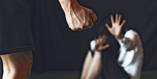 Das Landgericht Stuttgart verurteilte einen Mann wegen gefährlicher Körperverletzung, nachdem er seine Ehefrau schwer verletzt hatte (Symbolbild).Bild: AungMyo