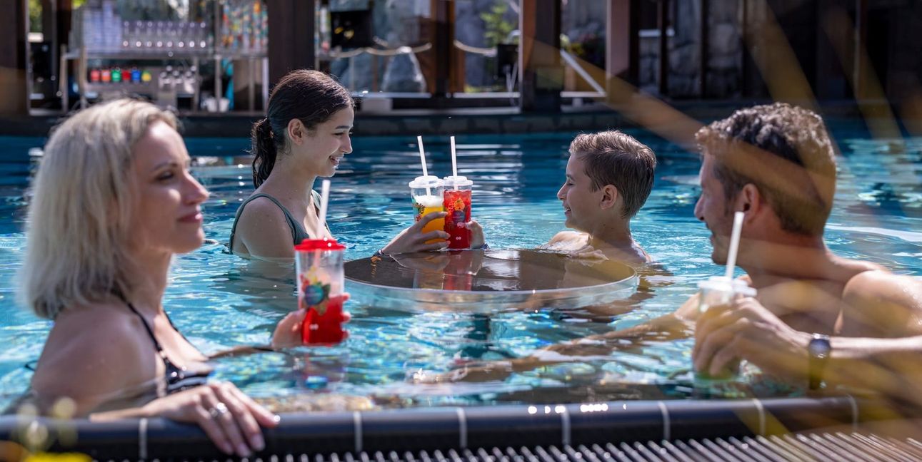 Eine Familie in der schwimmenden Bar.