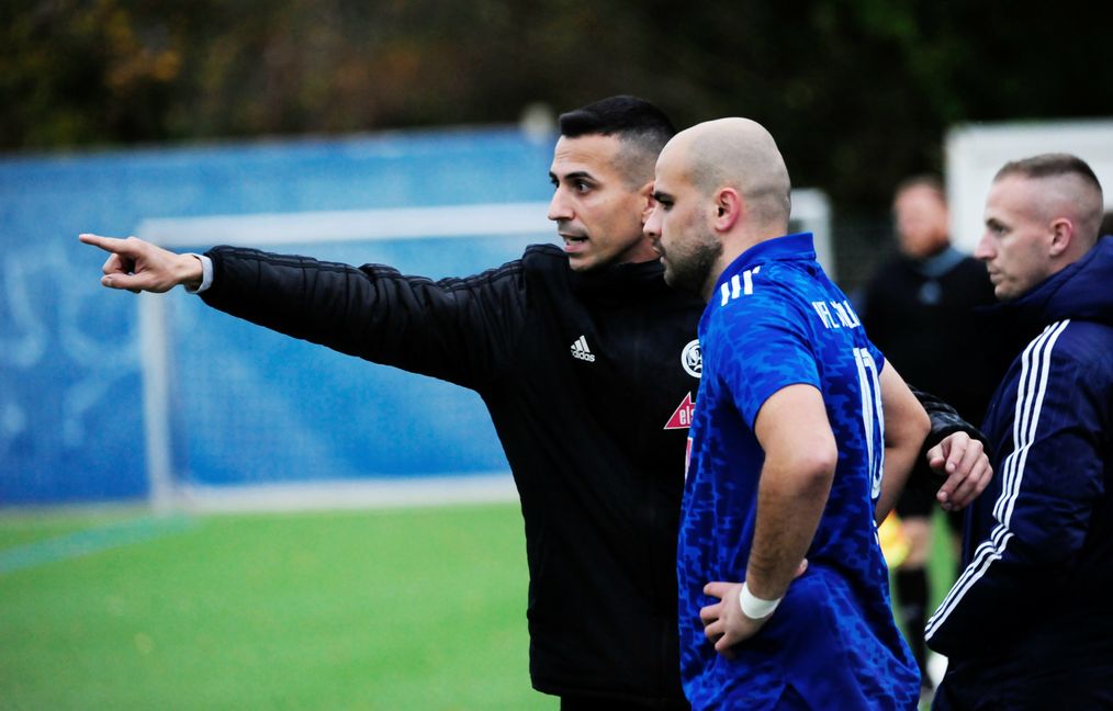Gehen künftig getrennte Wege: VfL-Trainer Roberto Klug und Endrit Syla.Bild: photostampe