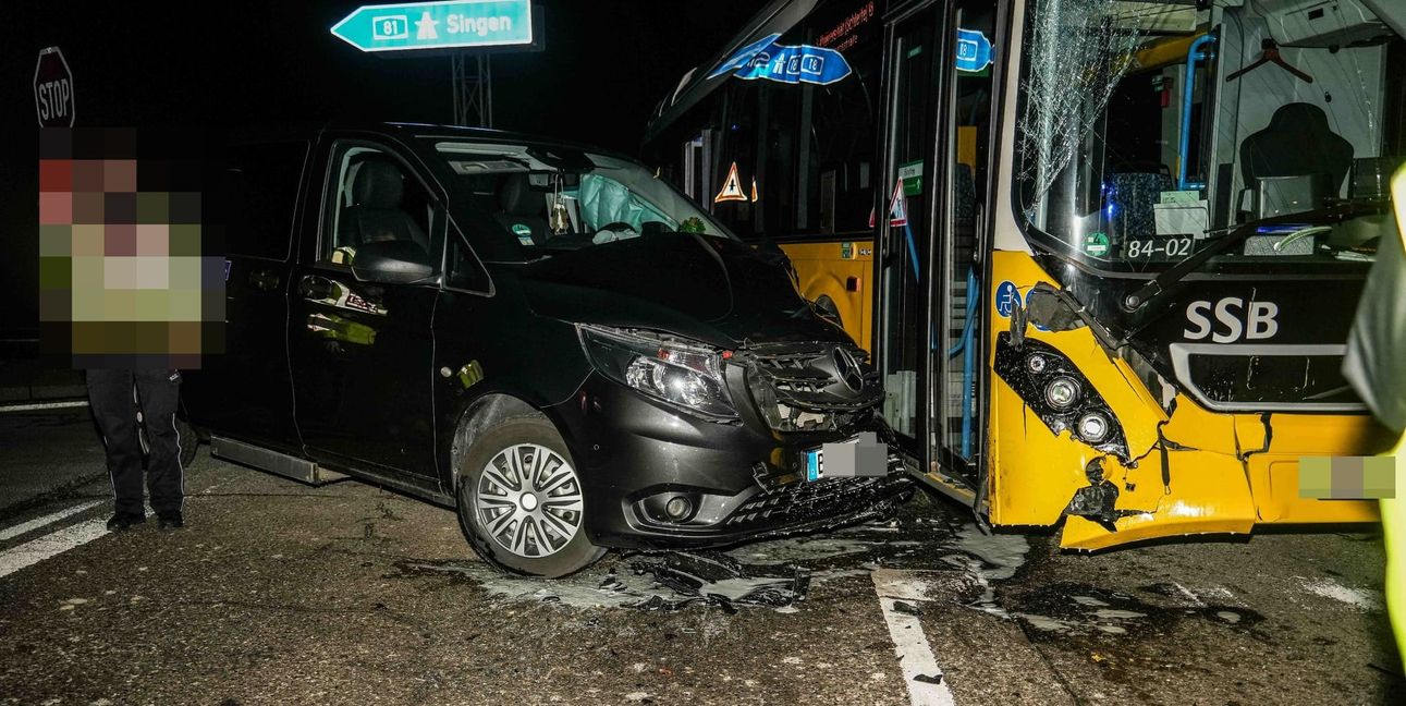 Bei der Kollision am Donerstagabend wurde eine Person verletzt.
