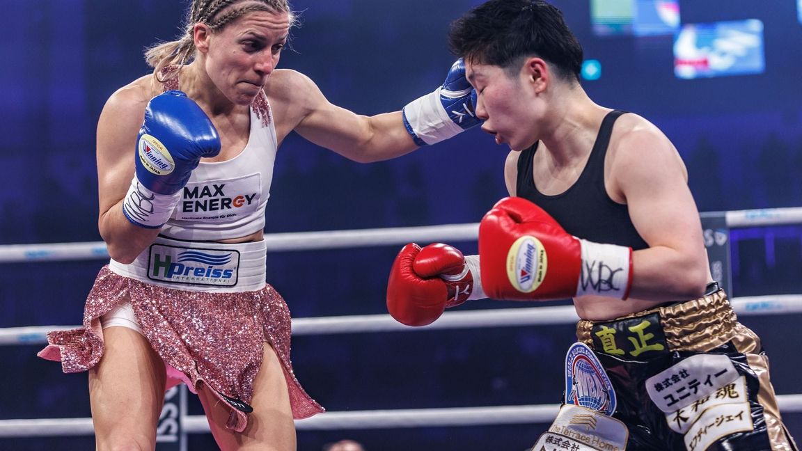 Tina Rupprecht (l) und Sumire Yamanaka lieferten sich einen packenden WM-Vereinigungskampf.