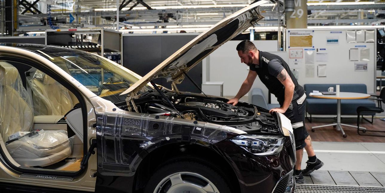 Die Automobilindustrie ist ein zentraler Faktor für den Wohlstand in Sindelfingen. Hier blickt ein Mitarbeiter in der Factory 56 von Mercedes-Benz unter die Haube.