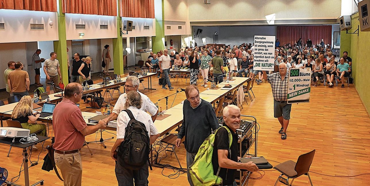 Protest nur vor Sitzungsbeginn erlaubt. Der Mann aus Vaihingen/Enz leitet eine Bürgerinitiativen-Zentrale.
