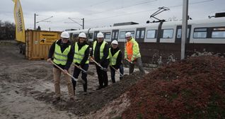 Beim Spatenstich (von links): OB Markus Kleemann, Baubürgermeisterin Dr. Corinna Clemens, Maik Schulz vom RP-Stuttgart, Ortsvorsteher Wolfgang Stierle und der technische Leiter der Baumaßnahme Thomas Nagel.