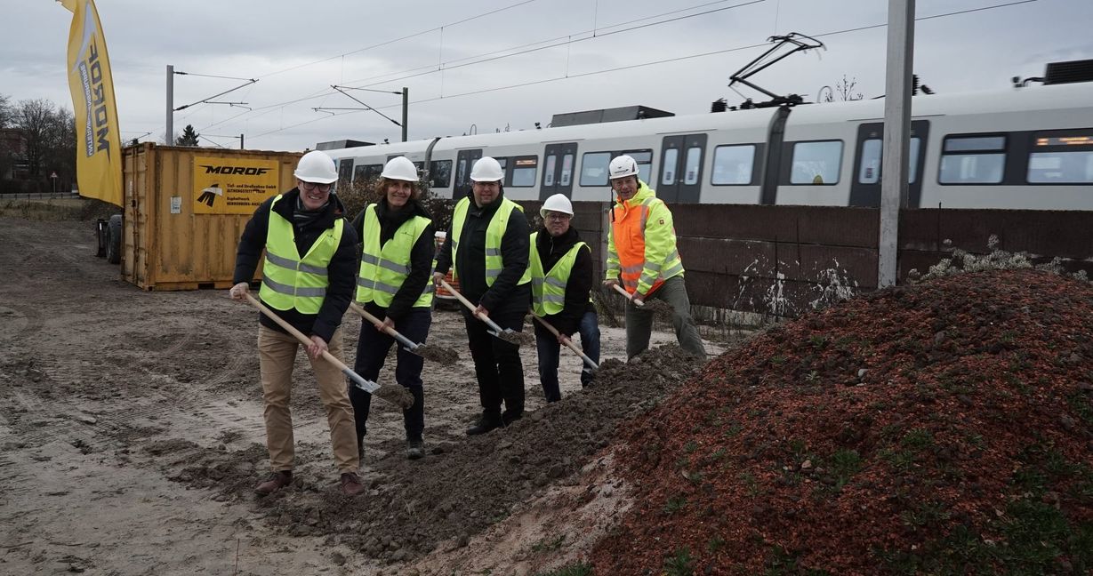 Beim Spatenstich (von links): OB Markus Kleemann, Baubürgermeisterin Dr. Corinna Clemens, Maik Schulz vom RP-Stuttgart, Ortsvorsteher Wolfgang Stierle und der technische Leiter der Baumaßnahme Thomas Nagel.