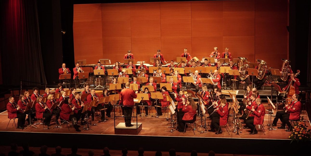 Großer Klang im Europasaal: Die Feuerwehr-Musikkapelle Dagersheim beim Neujahrskonzert in der Kongresshalle.