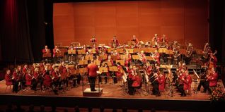 Großer Klang im Europasaal: Die Feuerwehr-Musikkapelle Dagersheim beim Neujahrskonzert in der Kongresshalle.