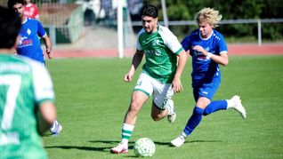 Mustafa Avci (links) und der GSV kamen gegen Issac Moon Stephenson und die SVB nicht über ein torloses Remis hinaus.