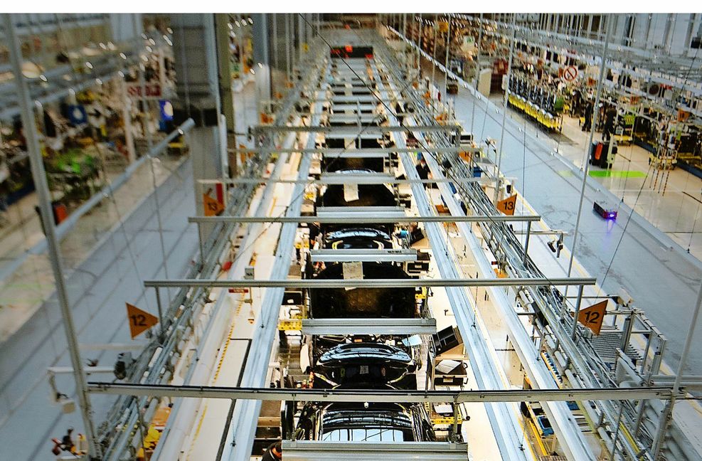 Produktion bei Daimler in Sindelfingen (Bild vom April 2020): Die Hallen sind fast menschenleer, doch in den Pausenräumen wurden die Regeln nicht immer eingehalten. Foto: dpa/Marijan Murat