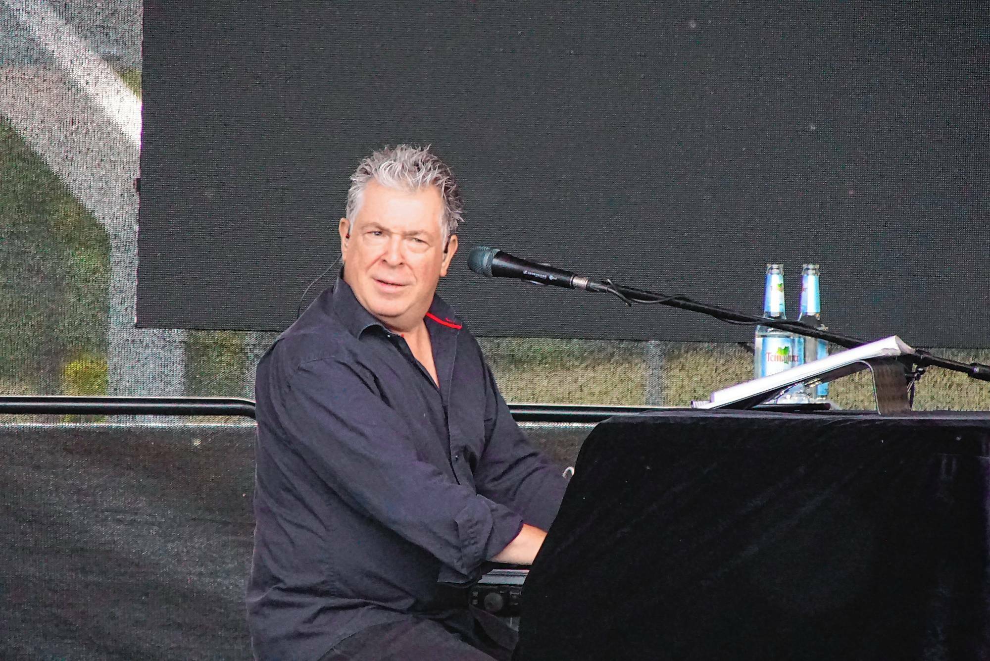 Mit dem Songs von Elton John konnte Donovan Aston bei "Kultur im Freien" nicht die erhofften Besucherzahlen erreichen. Den Anwesenden hat es aber trotzdem gefallen.                  Bild: Dettenmyer