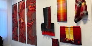 Textile Vielfalt in Flammenfarben: Die Ausstellung „Feuer und Flamme“ zeigt Werke aus ganz Deutschland. Bild: z