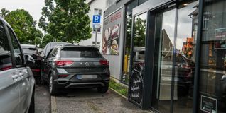 Der Fußgänger und der Fahrer des VW kamen ins Krankenhaus.