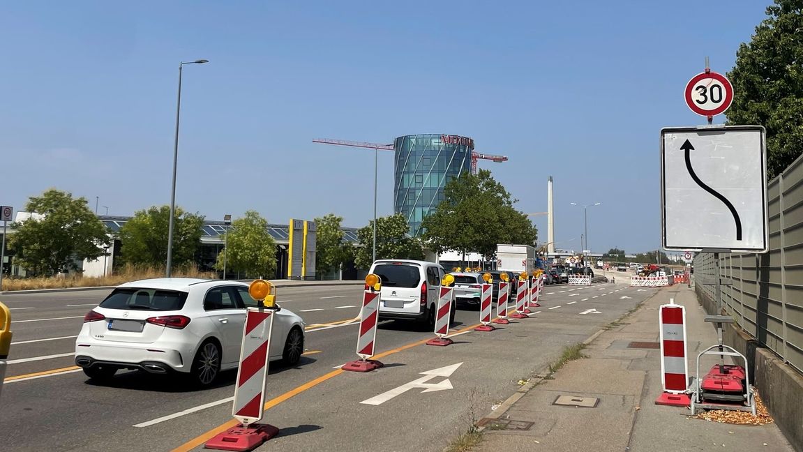 Seit März wird in der Wolfgang-Brumme-Allee gebaut: Dort entsteht eine neue Kreuzung.