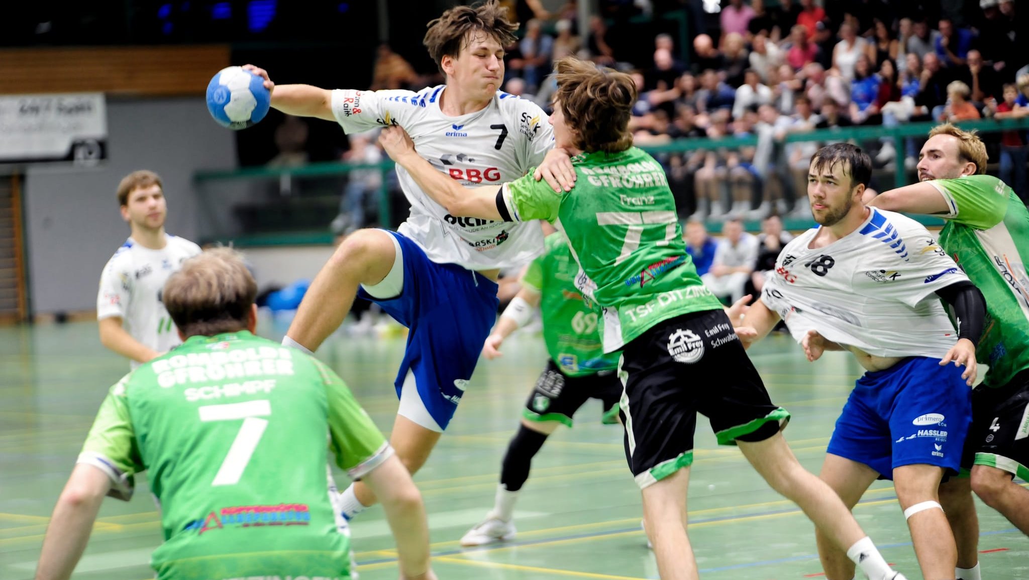 Auch die acht Tore von Lowis Englert (mit Ball) konnten die 30:33-Niederlage der HSG Böblingen/Sindelfingen nicht verhindern.
