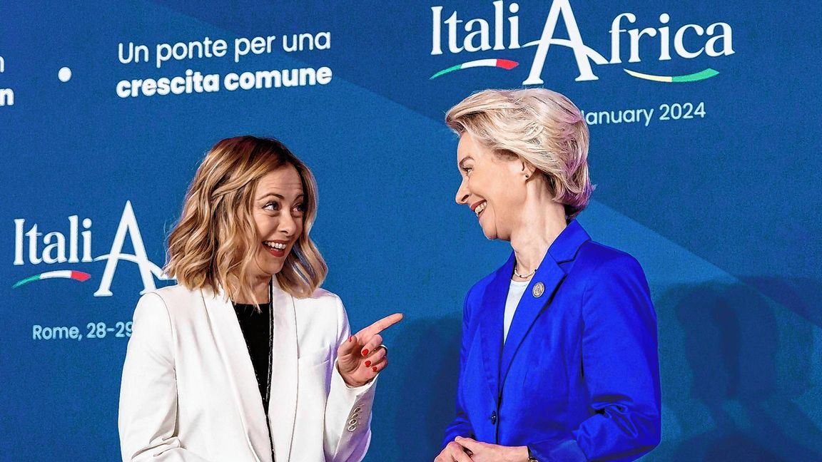 Die italienische Ministerpräsidentin Giorgia Meloni (l) mit der Präsidentin der Europäischen Kommission, Ursula von der Leyen.