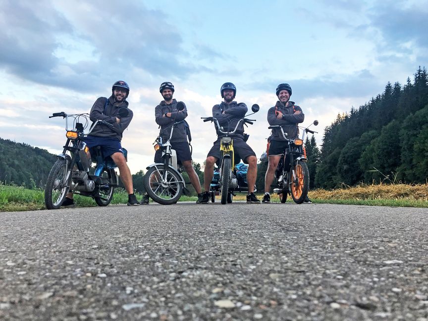 Jörg Philipp, Tobias Tietze, Max Bonhage, Marc Wankmüller an der magischen Marke (von links): Tag drei bringt über 100 Kilometer. Es ist ein Moment für die Ewigkeit.Bild: z