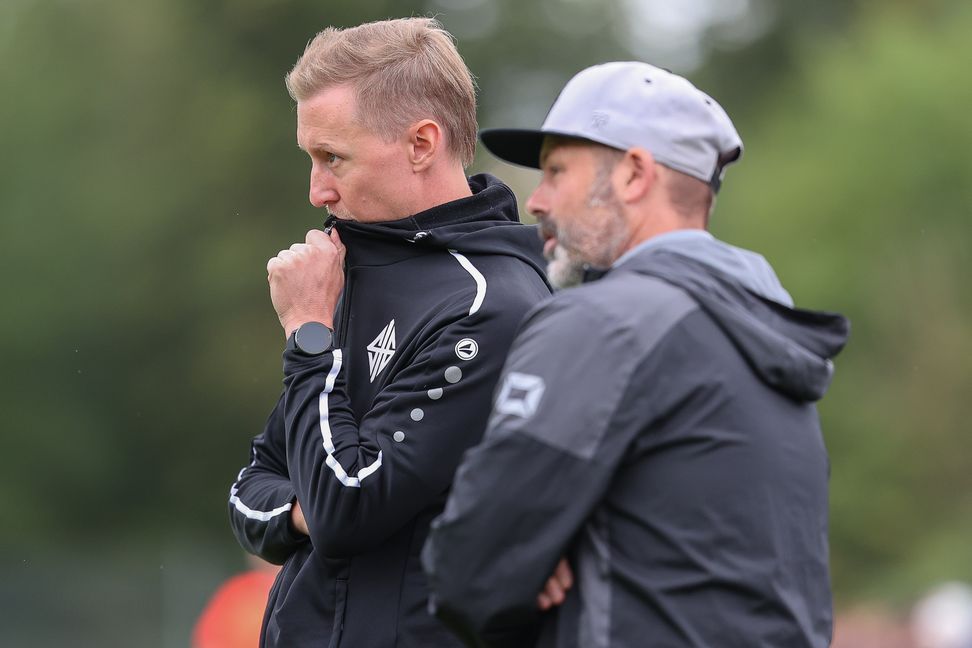 Manuel Vogt und Co-Trainer Markus Wochele (rechts) haben beim Landesliga-Letzten Gechingen das Handtuch geworfen.  Bild: Eibner-Pressefoto/Jan Prihoda