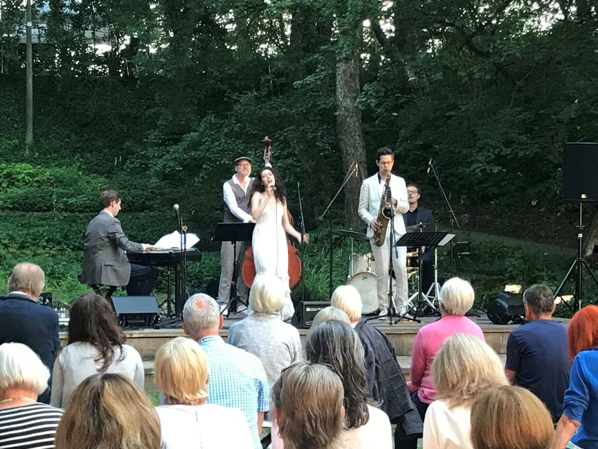 Mit Laura Kipp gastierte am Samstagabend ein aufgehender Stern am Jazzhimmel auf der Sindelfinger Naturbühne.  Tatkräftig unterstützt von Pianist Tobias Becker und seiner Combo.     Bild: Nau
