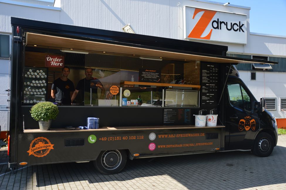 Streetfood bei der SZ/BZ: Den Auftakt macht Reij's Speisewagen. Bild: Gehrung