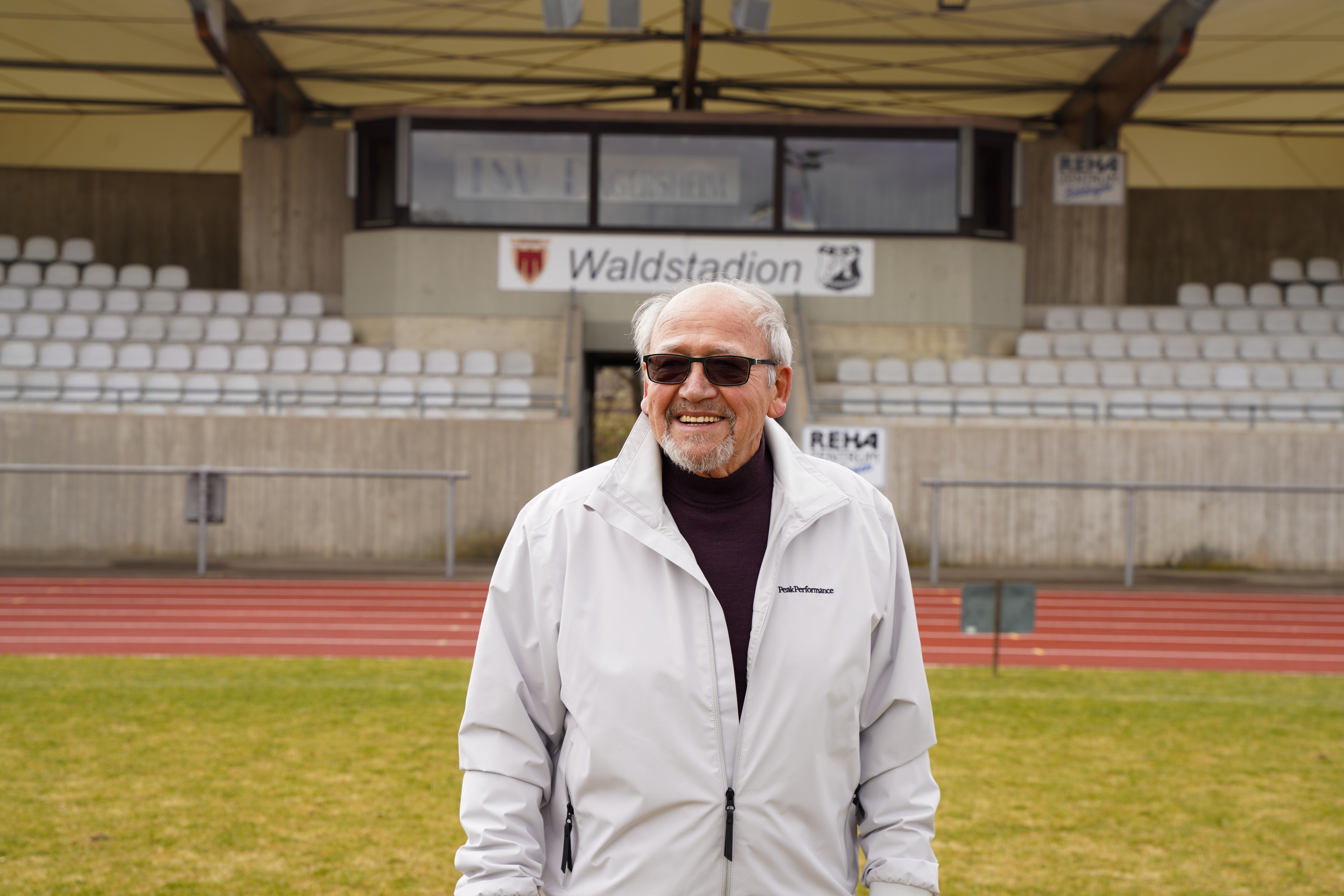 Peter Grözinger in seinem Wohnzimmer, dem Dagersheimer Waldstadion. Bild: Dettenmeyer