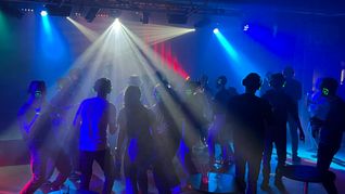 Alles was zur Party dazugehört – und der Schall bleibt im Kopfhörer.  Bild: Dettenmeyer