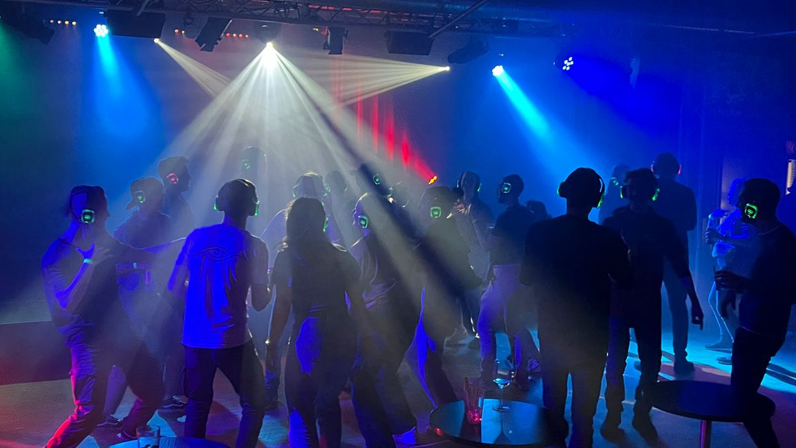 Alles was zur Party dazugehört – und der Schall bleibt im Kopfhörer.  Bild: Dettenmeyer