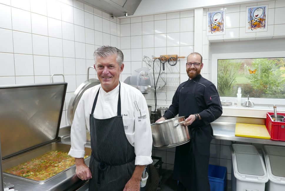 Eintopf in der Sterneküche: Franz Feckl und sein Küchenchef Andreas Bäßler bei der Zubereitung des Benefiz-Mahls für die Sindelfinger Krankenhaus-Mitarbeiter. Bild: Jung