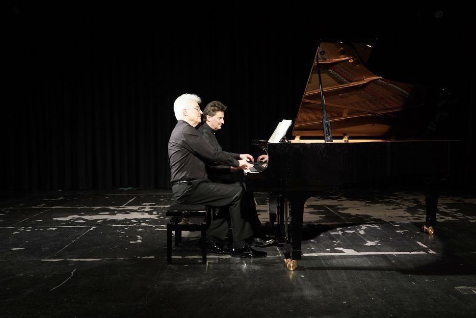 Guido Heinke (links) und Christoph Soldan spielten vierhändig beim Musikfrühling. Bild Heiden