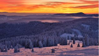 Blick vom Gipfel des Feldbergs Schwarzwald auf die untergehende Abendsonne.