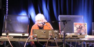 Helmut Faber als DJ im Pavillon mit der ersten LP den britischen Band „The Who“.