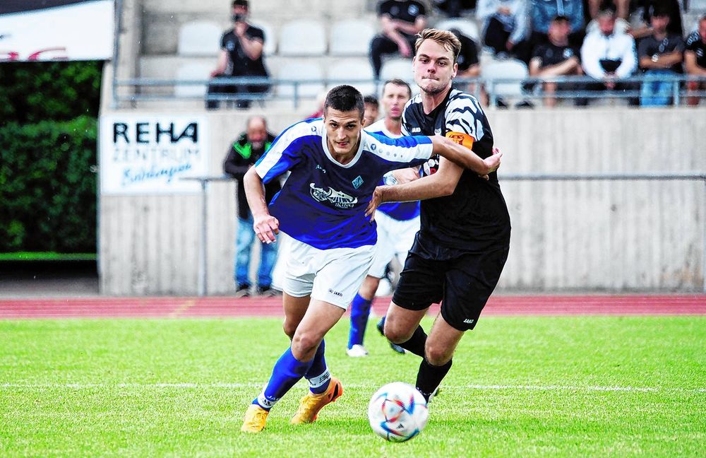 Yannick Dannecker (rechts) und der TSV Dagersheim sind heute Abend Gastgeber der Verbandsliga-Relegation. Bild: photostampe