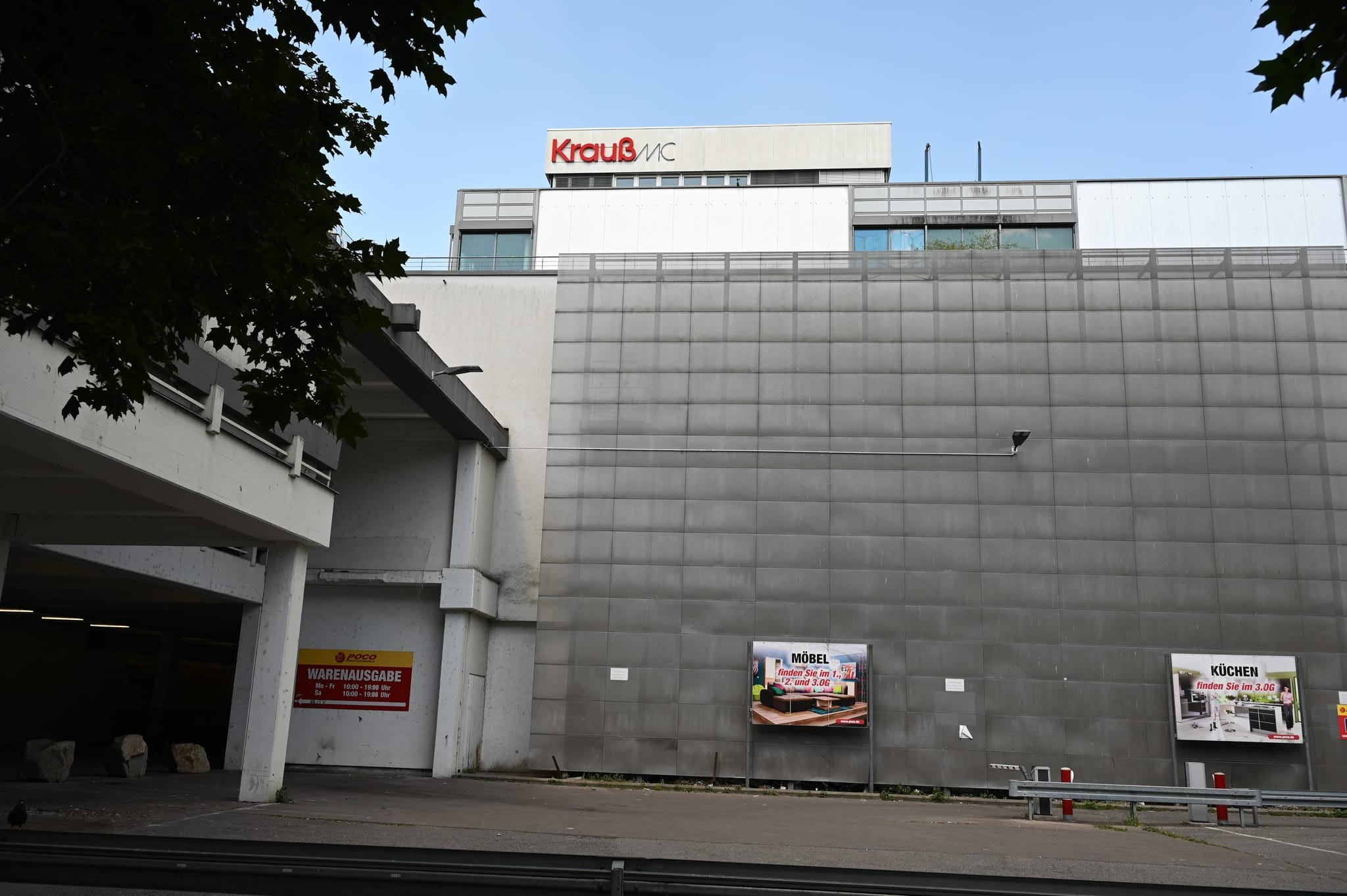 Das Krauß-Gebäude im Böblinger Einkaufszentrum auf der Westseite (Wolfgang-Brumme-Allee).