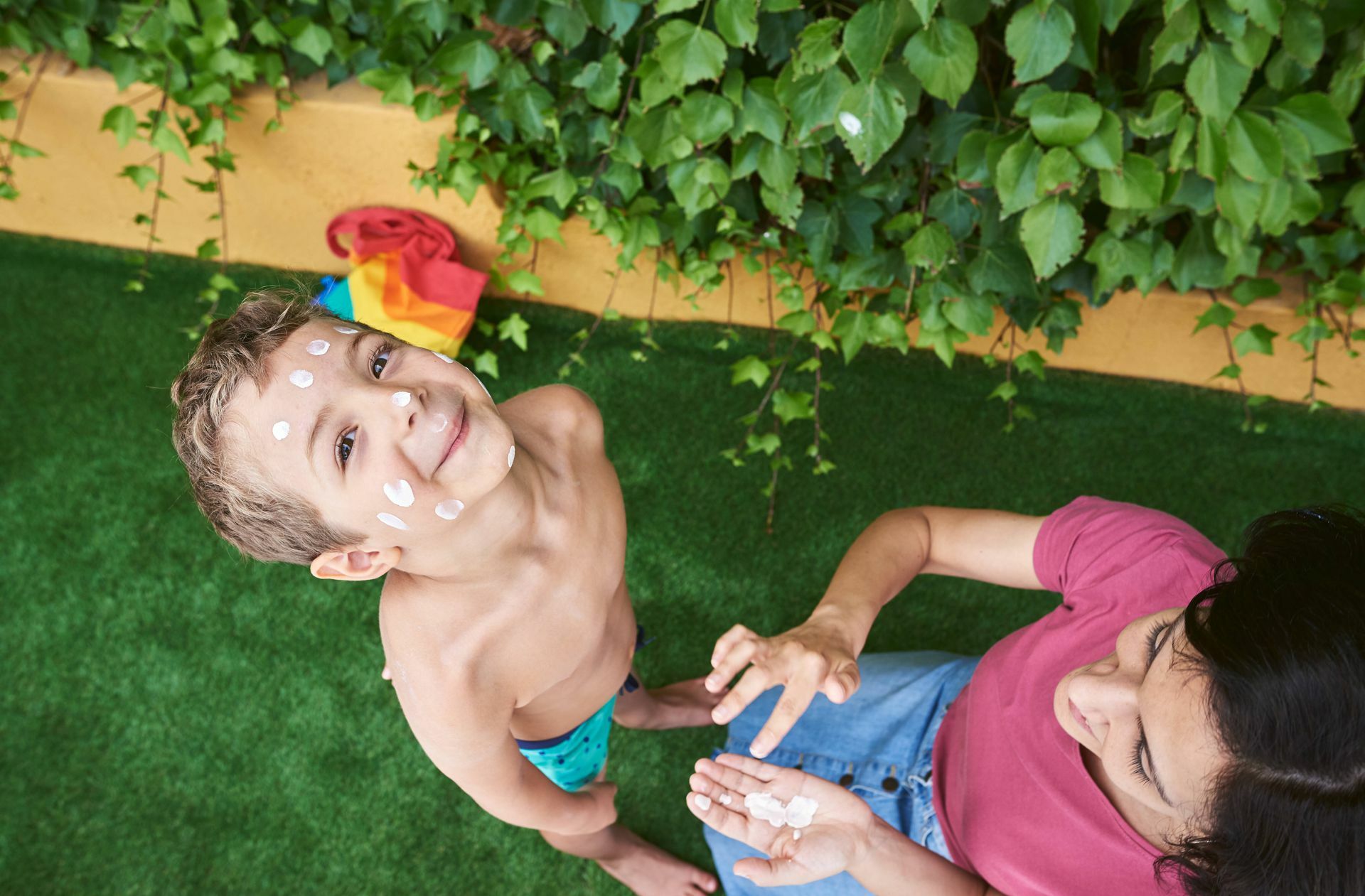 Kinderhaut ist besonders empfindlich. An sonnigen Sommertagen  sollte man sich daher immer mit hohem Lichtschutzfaktor eincremen.
