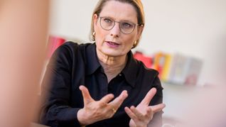 Auch aufgrund der vom Gericht gesetzten Frist ist die Neuregelung zur Vaterschaftsanfechtung die erste familienrechtliche Reform, die von der neuen Regierung auf den Weg gebracht wird.