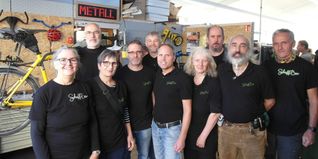Dorothea Bauer, Fritz Stepper, Barbara Leippold-Preiss, Steffen Siebert, Steffen Wagner, Timo Nitz, Claudia Stretz, Christian Vollheim-Gelf, Matthias Stretz und Roland Schmitt (von links) vom Verein „Offene Werkstatt Böblingen“ haben die Eröffnung der SchaffBar in der Herrschaftsgartenstraße gefeiert.
