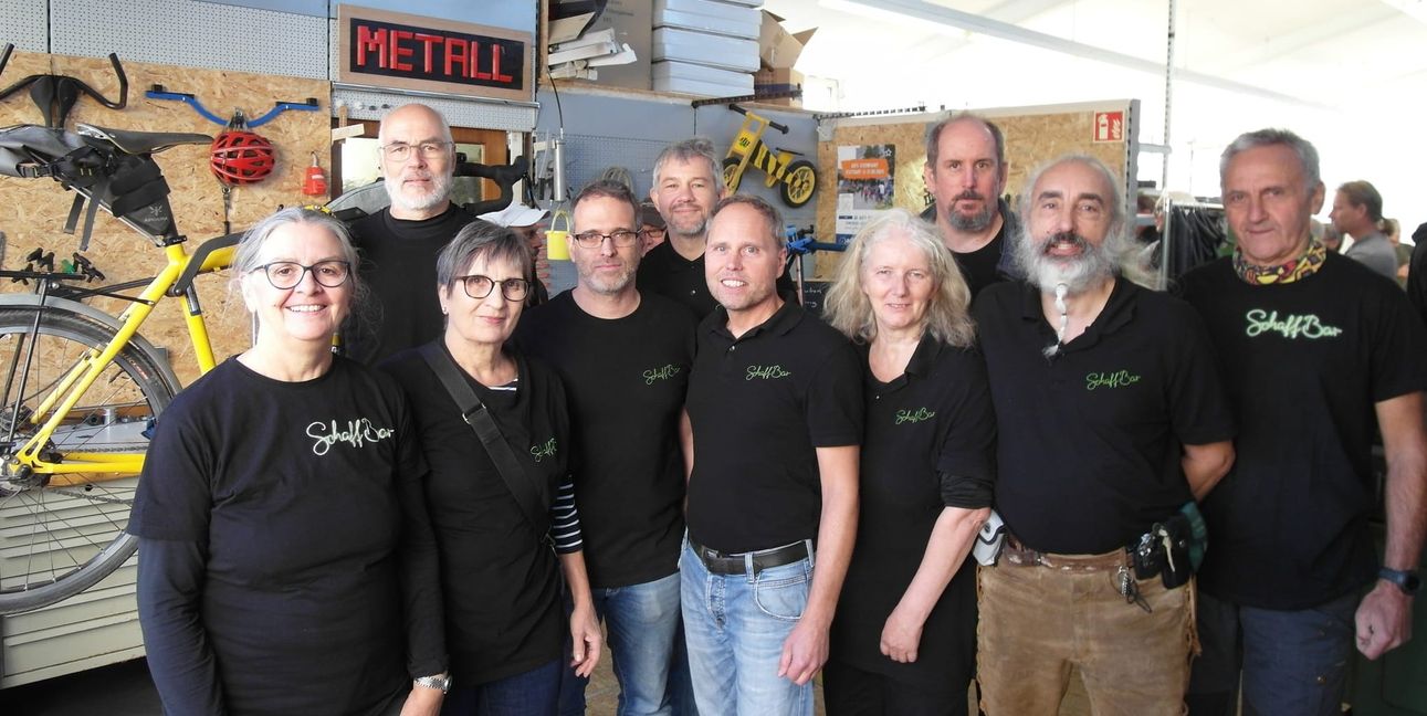Dorothea Bauer, Fritz Stepper, Barbara Leippold-Preiss, Steffen Siebert, Steffen Wagner, Timo Nitz, Claudia Stretz, Christian Vollheim-Gelf, Matthias Stretz und Roland Schmitt (von links) vom Verein „Offene Werkstatt Böblingen“ haben die Eröffnung der SchaffBar in der Herrschaftsgartenstraße gefeiert.