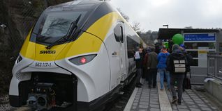 Die Hermann-Hesse-Bahn an ihrem Startpunkt am ZOB Calw, der einige Etagen tiefer auch Haltepunkt der Kulturbahn Nagold – Pforzheim ist.    	  Bilder: Reichert