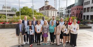 Awaz Ali Aram, Aaron Hentschel, Melek Kayan, Oberbürgermeister Dr. Bernd Vöhringer, Silvana Coppola, Ebou Ceesay, Adelheid Höfel, Natalie Minn, Abdul Rahman Birouti, Mariam Hijazi, Andrea Frommherz, Berfin Ciloglu, Tobias Reimann, Rumeysa Karakas (von links). Es fehlen: Halil Cicek, Gülnur Sönmez, Rick Ahnefeld. Bild: Stadt Sindelfingen