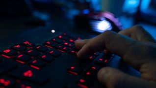 Online-Kriminelle setzten den KI-Chatbot Claude bereits mehrfach für verschiedene Attacken ein, berichtete die Entwicklerfirma Anthropic. (Symbolbild)