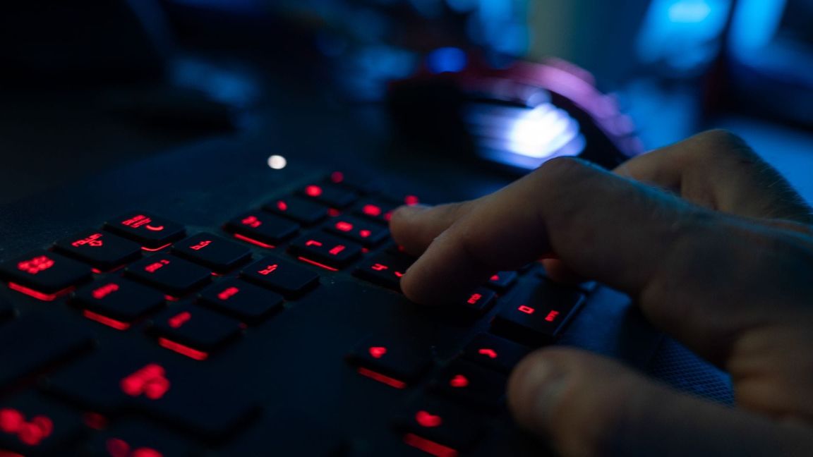 Online-Kriminelle setzten den KI-Chatbot Claude bereits mehrfach für verschiedene Attacken ein, berichtete die Entwicklerfirma Anthropic. (Symbolbild)