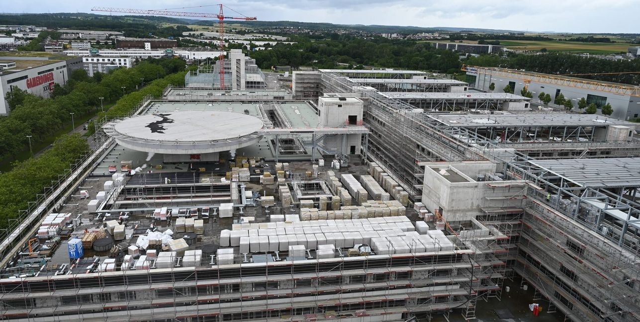 Der Bau der Flugfeldklinik belastet den Kreis-Haushalt gewaltig.