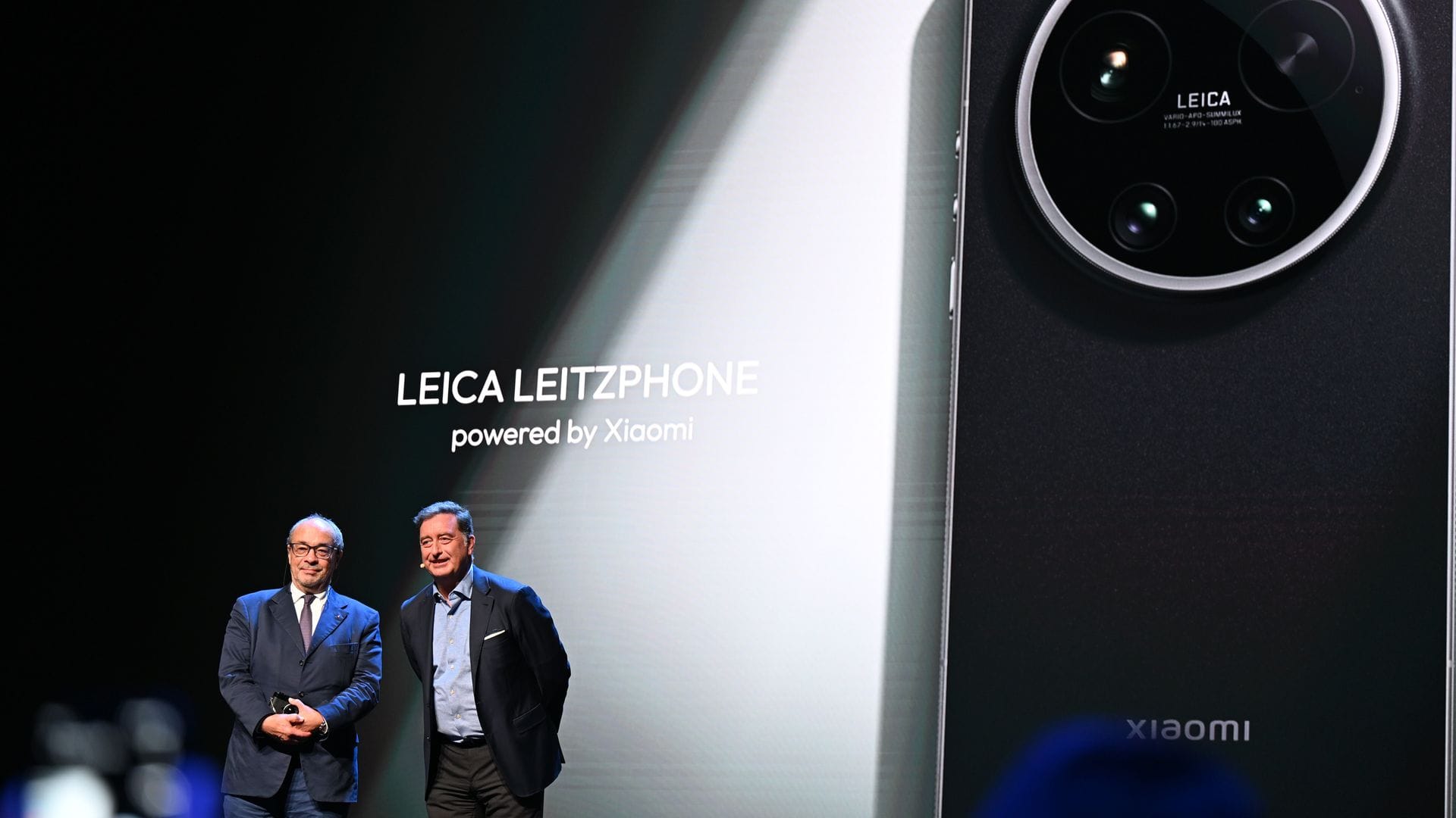 Nach der Präsentation bekamen Leica-Chef Matthias Harsch (rechts) und der Aufsichtsratsvorsitzende Andreas Kaufmann viel Applaus.