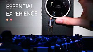 Leica-Chef Matthias Harsch bewirbt das neue Smartphone seiner Firma auf der Bühne.