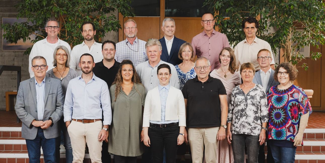 Der neue Gemeinderat: Dr. Norbert Lurz (von links, untere Reihe), Roger Giangrande, Julia Rebmann, Bürgermeisterin Anna Walther, Norbert Weinmann, Silvia Leippold, Birgit Glaser, mittlere Reihe, von links: Michaela Rosenfelder, André Rebmann, Dr. Horst Niebelsieck, Sabine Greitzke, Dr. Katrin Beranek, Volkmar Kirres. Obere Reihe von links: Markus Rebmann, Michael Metzger, Alfred E. Haas, Dr. Sören Wagner, Klaus Feuersänger, Roland Wörn. Bilder: Gemeinde Schönaich