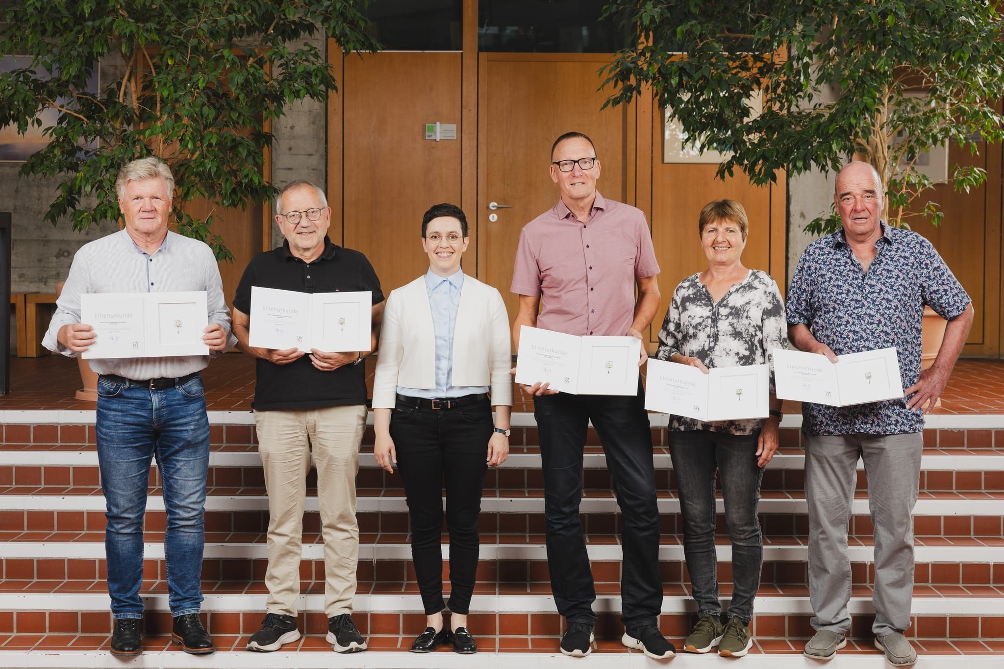 Die geehrten Mitglieder mit Bürgermeister Anna Walther: Dr. Horst Niebelsieck, Norbert Weinmann, Klaus Feuersänger, Silvia Leippold und Uwe Rebmann (von links)